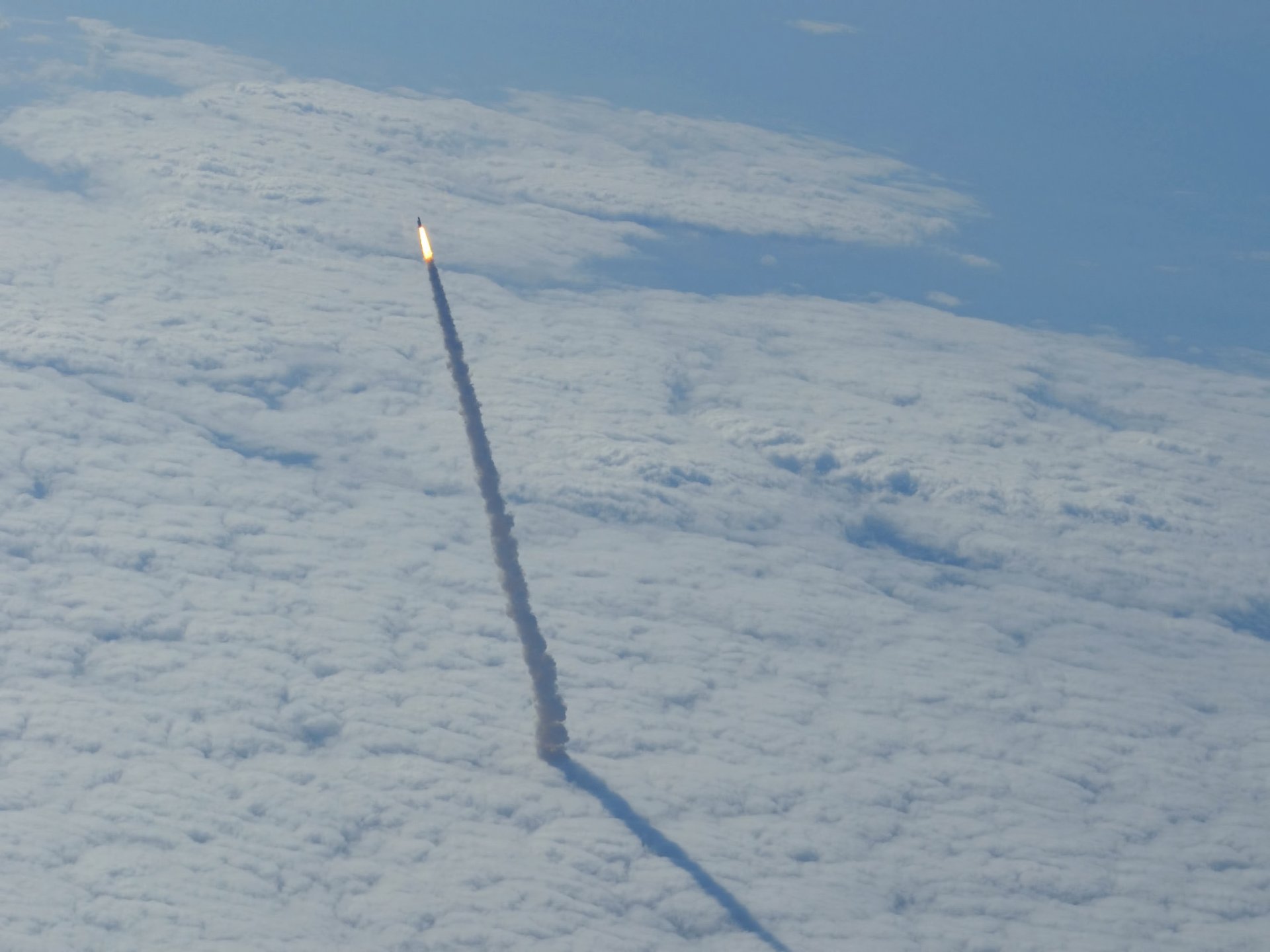 départ espace navette navette poursuite nuages