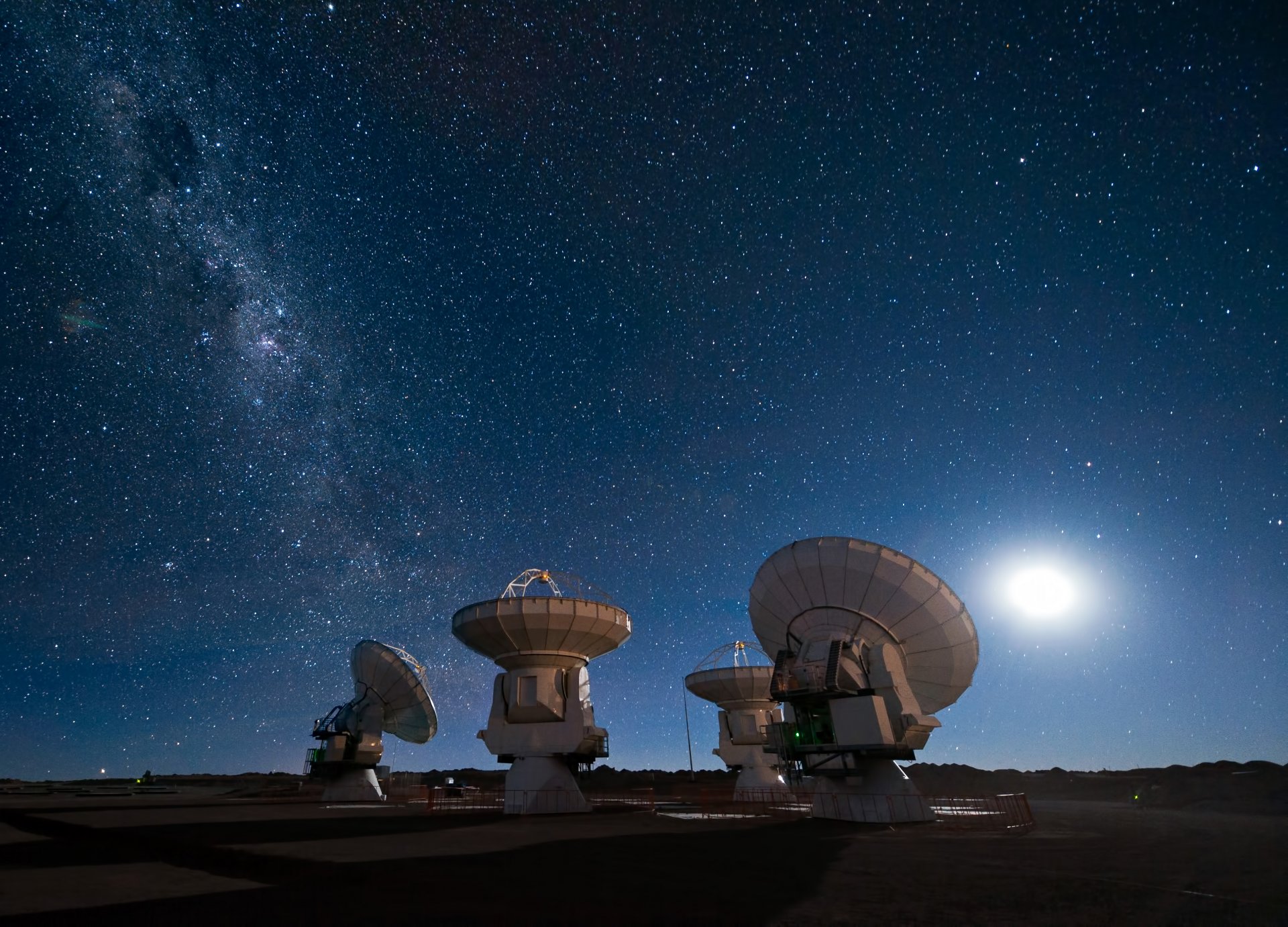 via lattea cielo stelle luna radiotelescopio