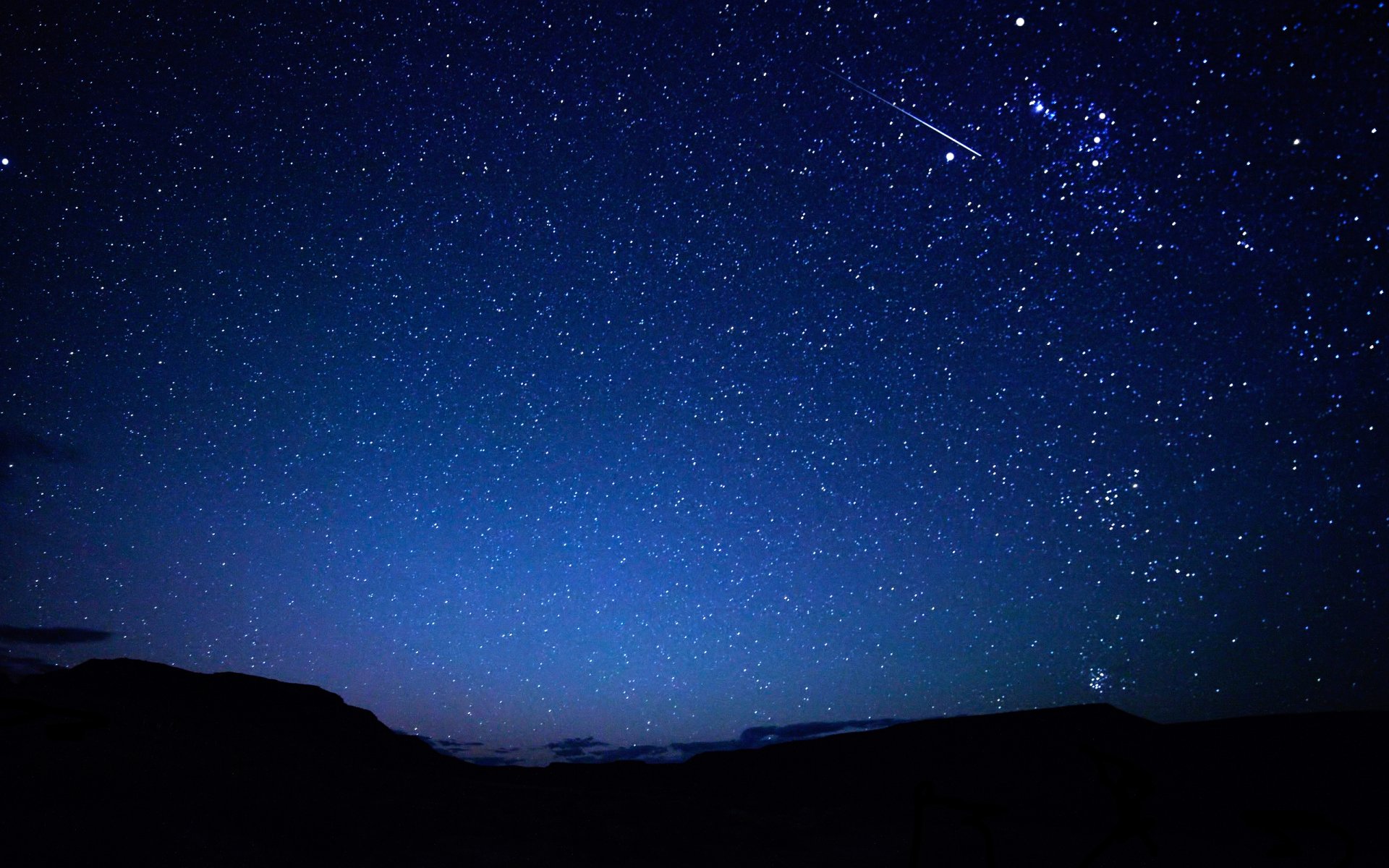 noche cielo estrellas meteoro sendero montañas