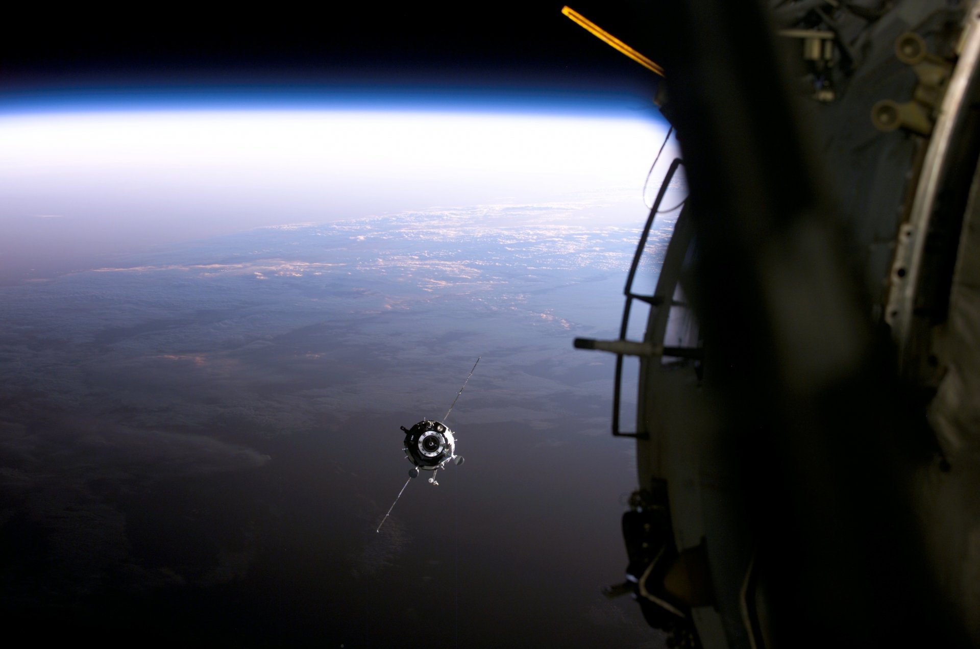 satélite tierra horizonte nubes