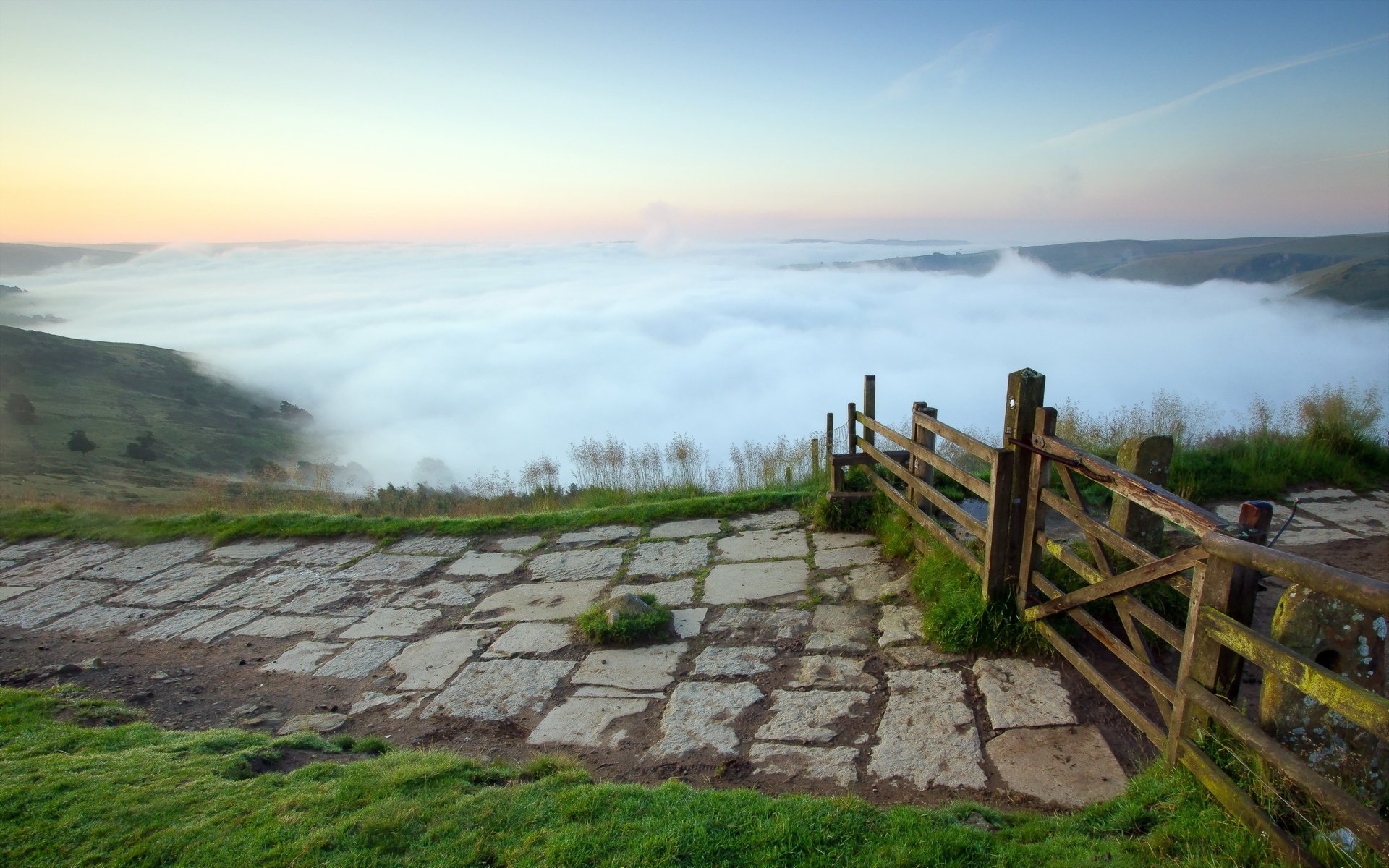 bellezze nebbia montagne sentiero tra le nuvole