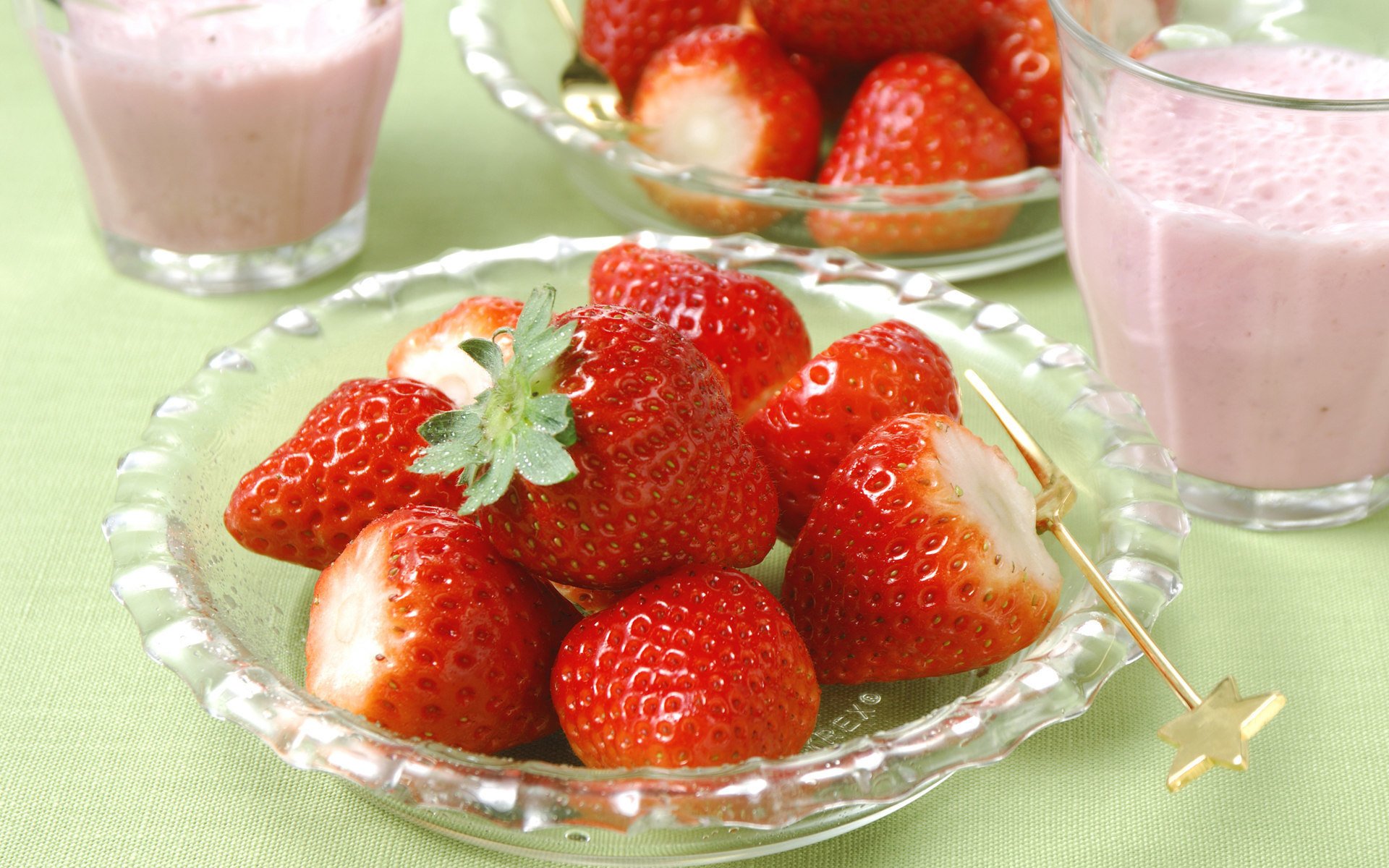 trawberry plate milk