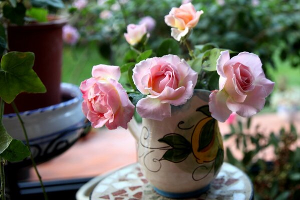 Mazzo di rose in un bellissimo vaso