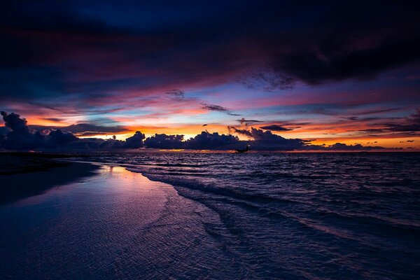 Puesta de sol y mar. Naturaleza increíble