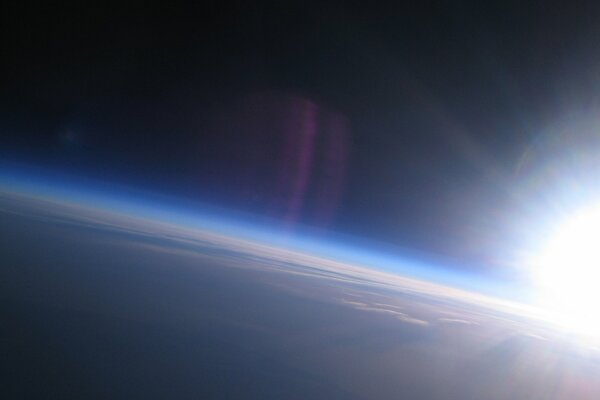 La terre est dans l atmosphère. Le soleil se couche derrière la planète