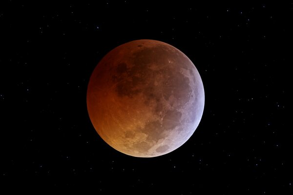 Луна окрашенная в красный во время затмения