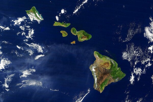 Widok satelitarny na Hawaje przez chmury