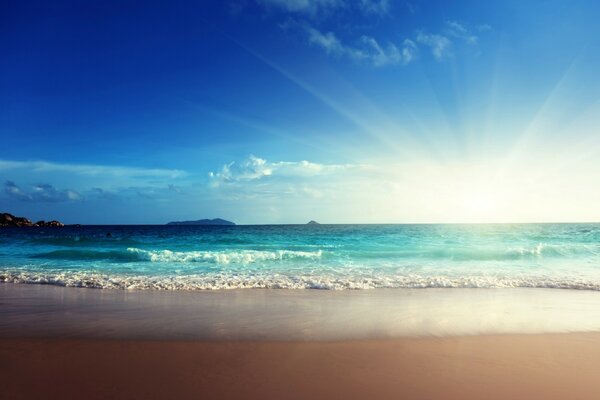Die Schönheit des blauen Meeres, das von der Sonne umgürtet ist!