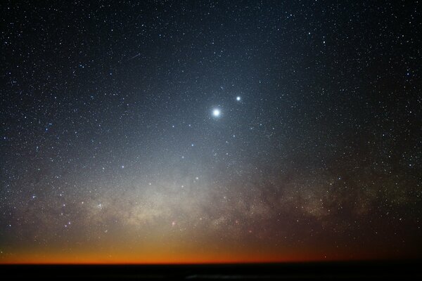 Imagen de la vía láctea por la noche