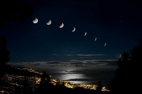 Luna nel cielo sopra la città eclissi ciclica