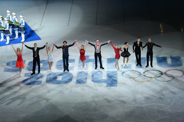 Patinadores que actúan en los juegos Olímpicos de Sochi