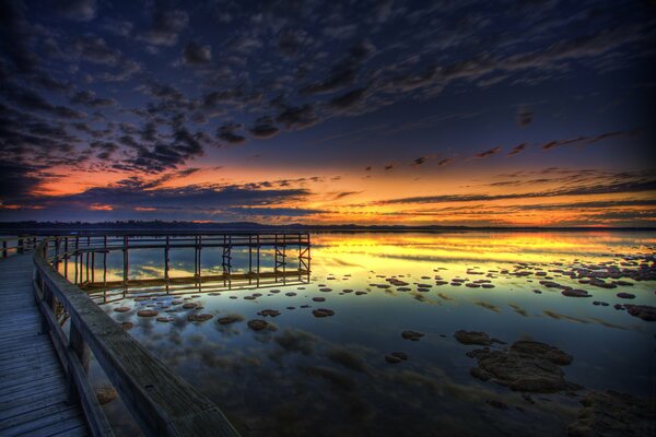 Ein abendlicher Pier bei Sonnenuntergang in hellen Farben