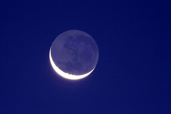 Croissant de lune sur fond bleu est chic