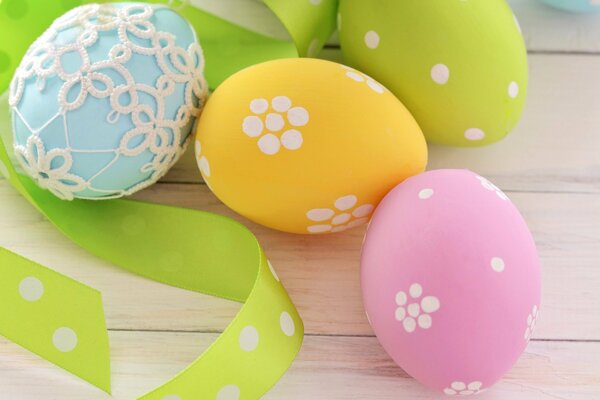 Huevos de Pascua multicolores con cinta verde