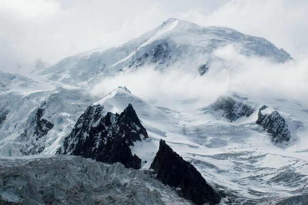 Montagnes enneigées dans les Alpes