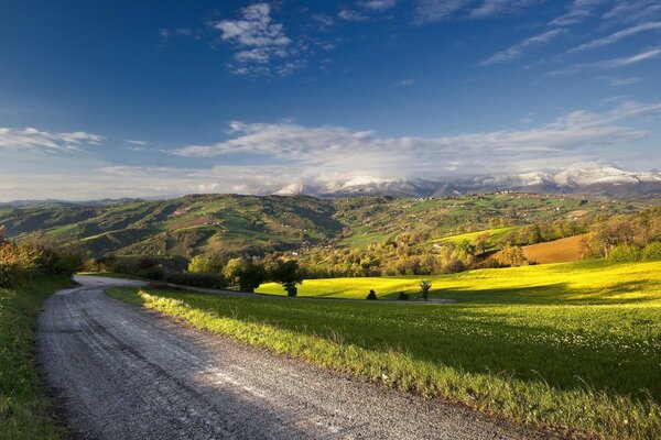 Paisaje de verano caminos de montañas y campos