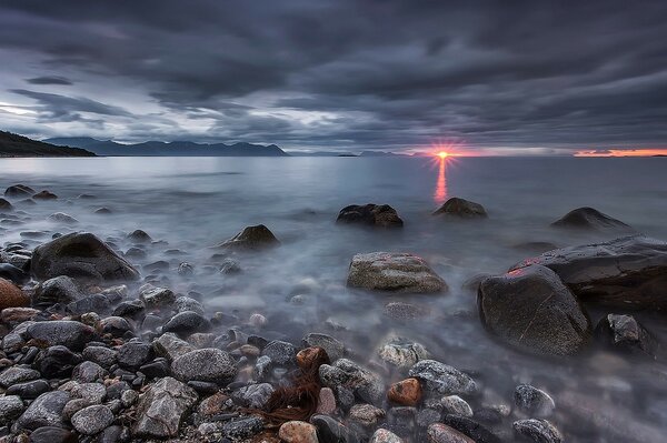 Hermosa puesta de sol en el mar de Noruega