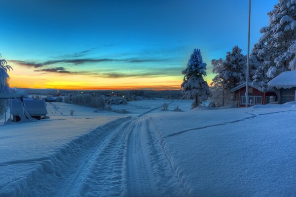 Un camino nevado en un pueblo de Suecia