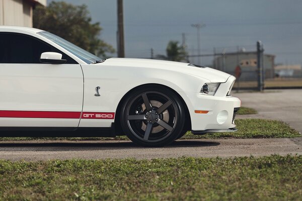 Ford Mustang bianca nel parcheggio