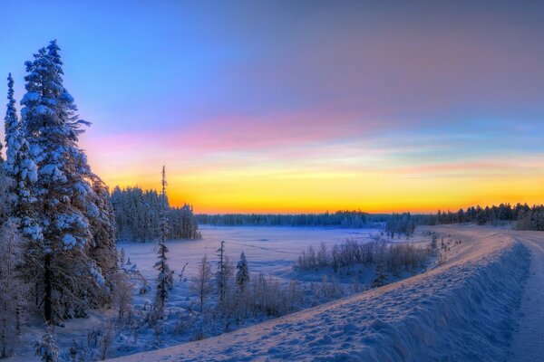 Camino de invierno que sale al atardecer