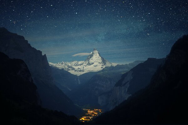 Sternennacht, Blick auf den Gipfel des Berges