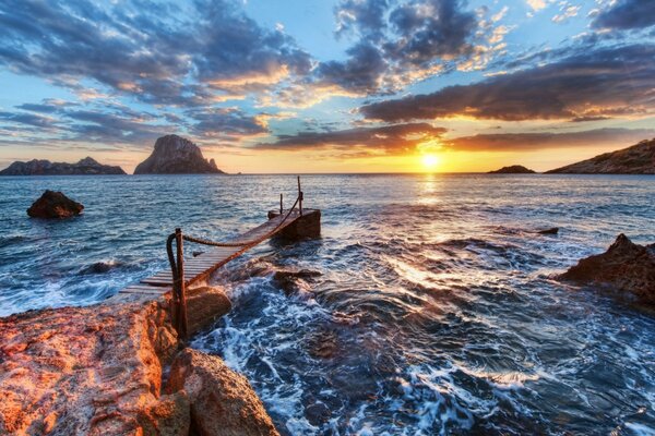 Tramonto sulle onde sul mare sullo sfondo