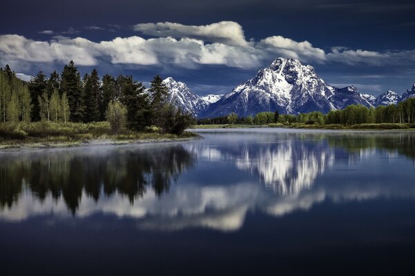 Paysage de montagne au bord du lac