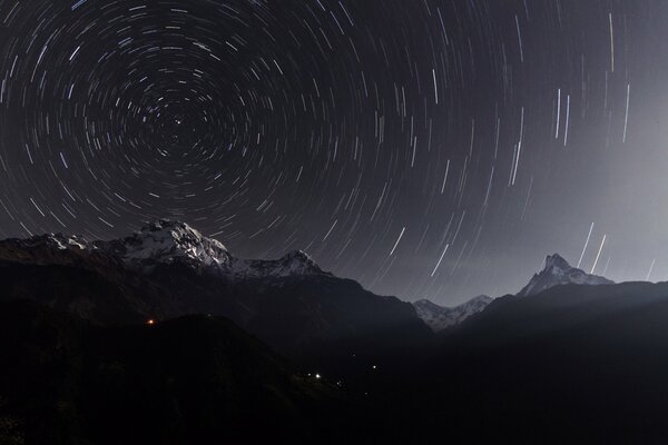 Montañas en el fondo del cielo nublado nocturno