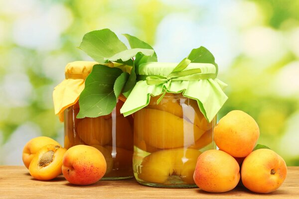 Compote et fruits. Feuilles. Abricots