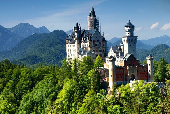 Schloss in Bayern in den Bergen im Wald