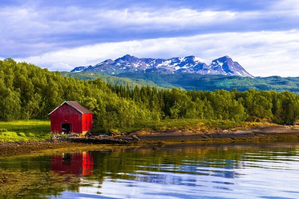 Rotes Haus am Flussufer in Norwegen