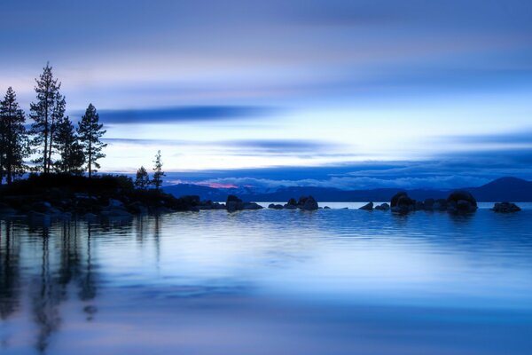 Fiume al tramonto del giorno