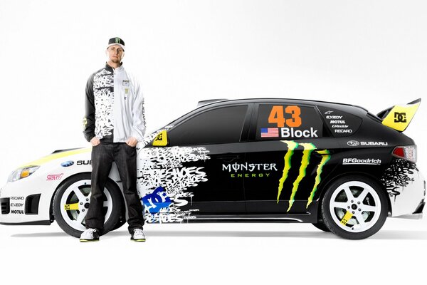 Ken Block avec sa légendaire voiture Subaru