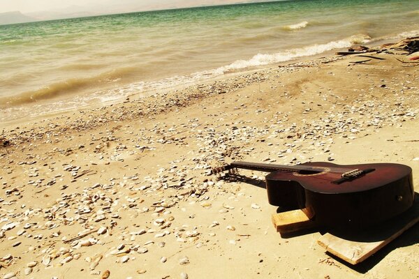 Guitarra en la orilla del mar