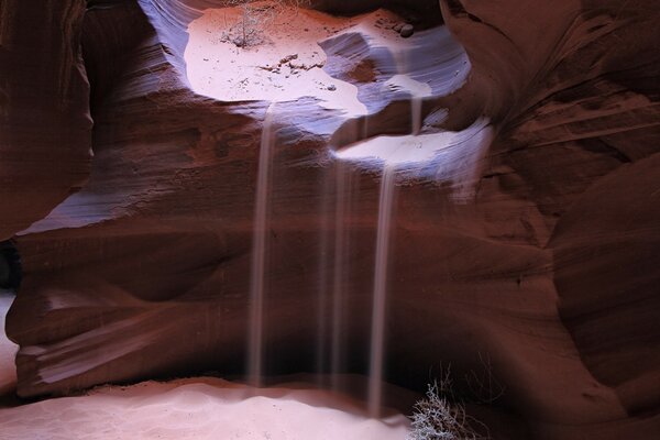 Cascata di sabbia nell Antelope Canyon