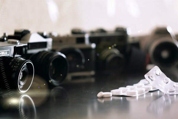 Las cámaras toman un montón de pastillas en la mesa