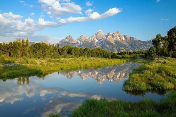 Il silenzio delle montagne nel riflesso del Lago