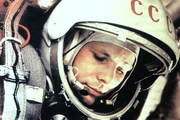 El primer cosmonauta Yuri Gagarin en un traje espacial