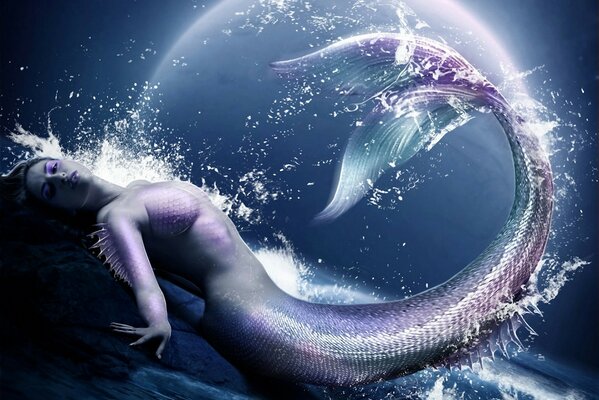 Sirena en las rocas junto al mar bajo la Luna