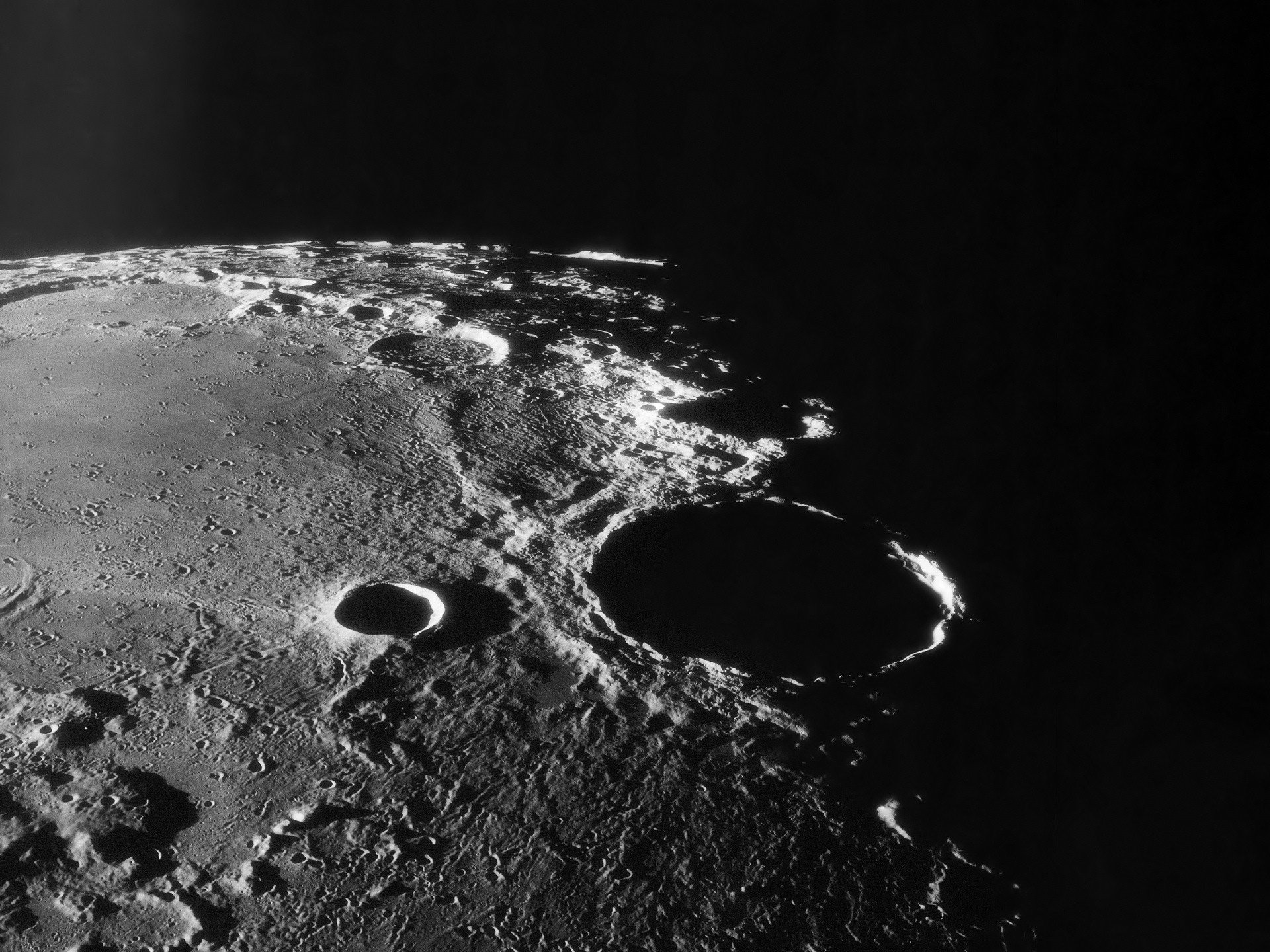 mond krater schatten