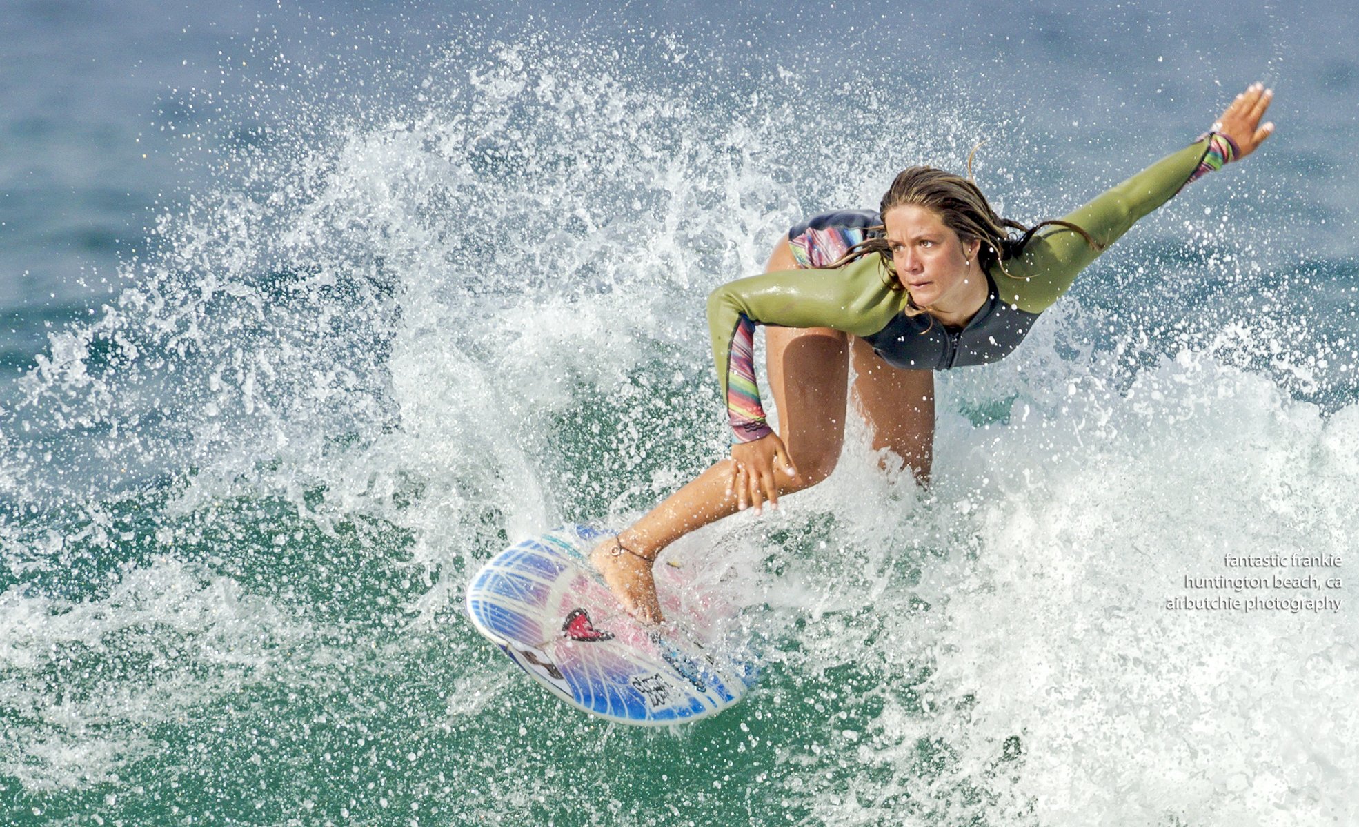 surfen frau neuprene-anzug wasser