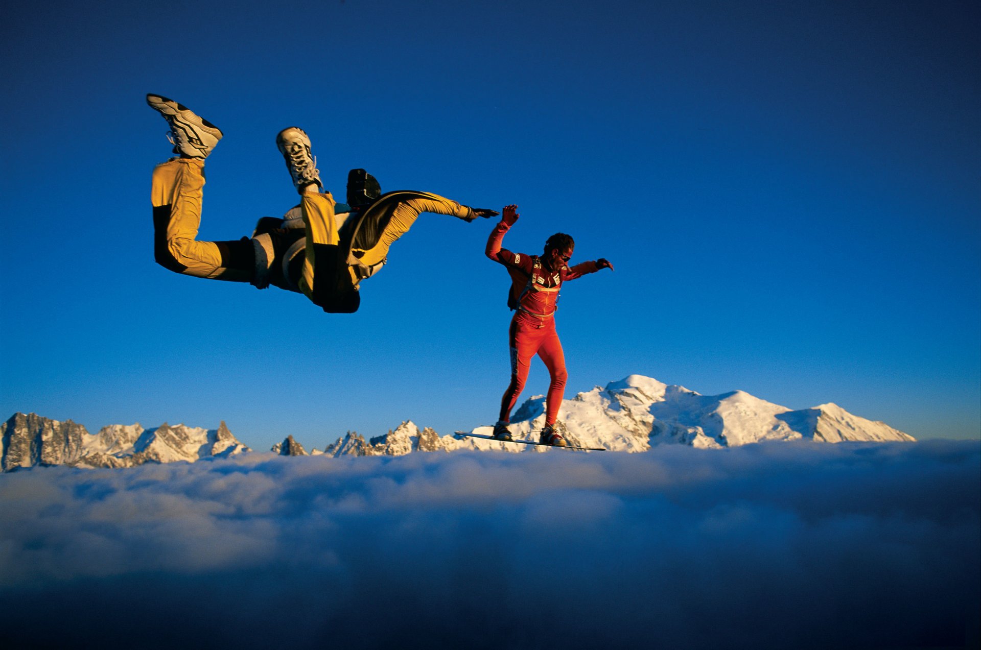 fallschirmspringer fallschirmspringer skysurfen kamera-flyer tafel wolken berge schnee himmel container fallschirm extremsport