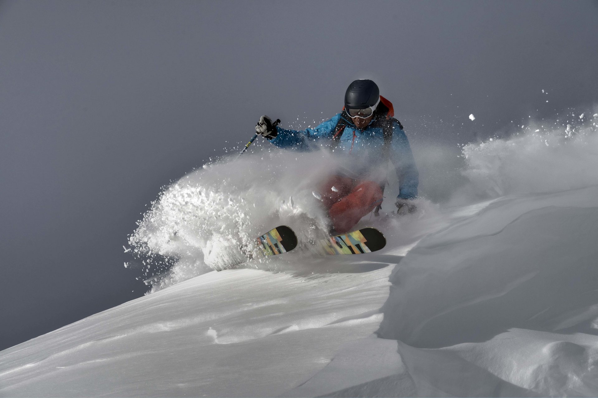 sci sciatore montagna neve inverno casco occhiali borse cielo sport estremi