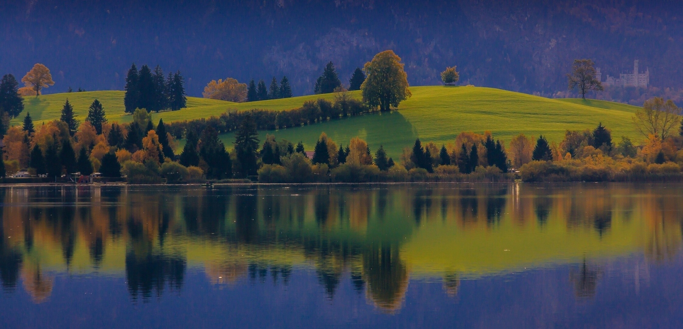 reflexión lago árboles panorama baviera alemania otoño reparación