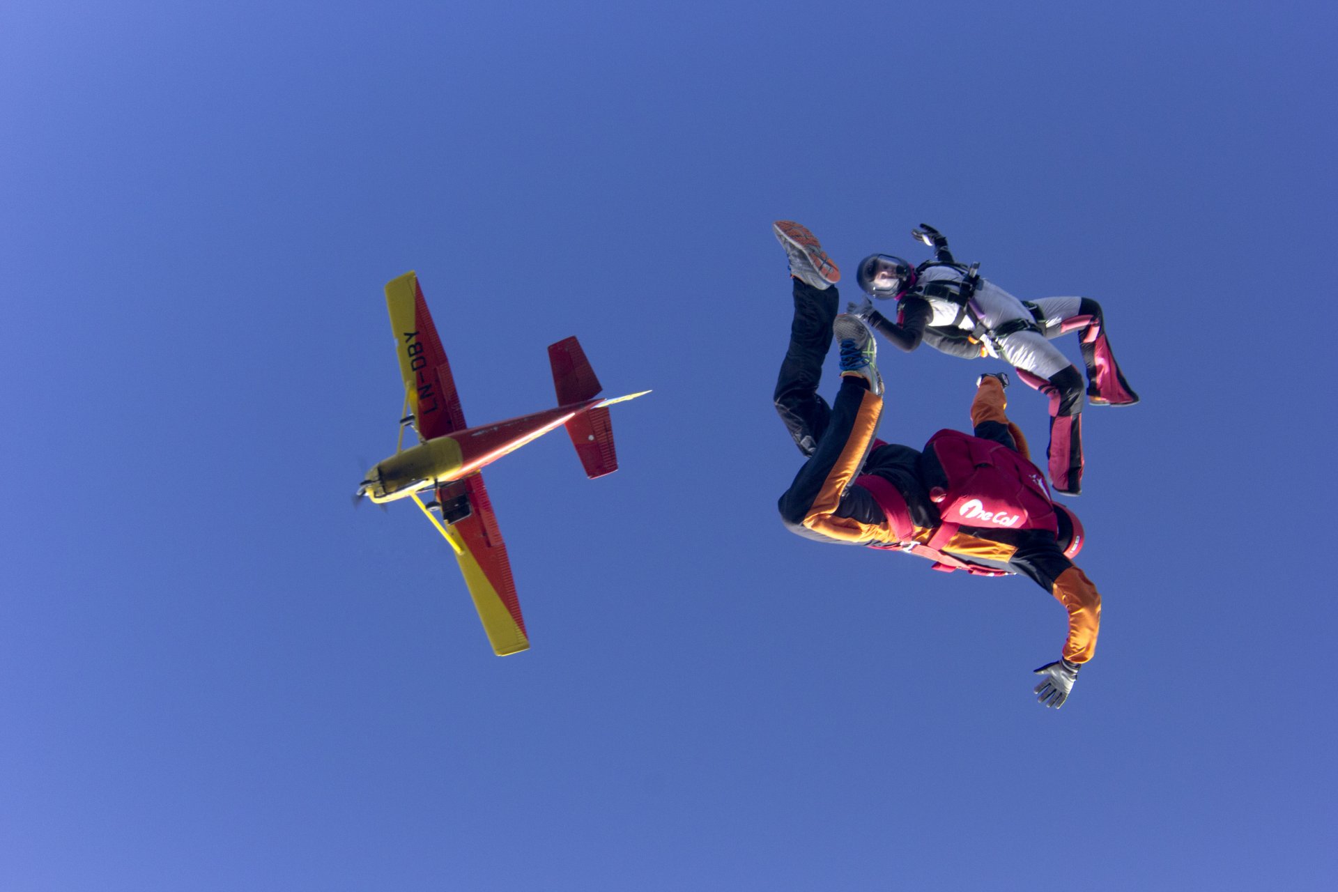 parachutistes parachutisme fly avion ciel casque conteneur parachute