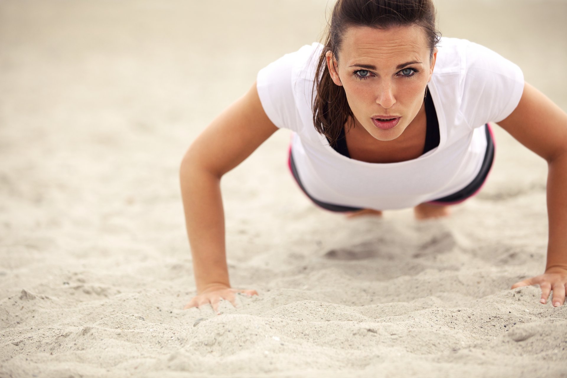 liegestütze frau blick fitness