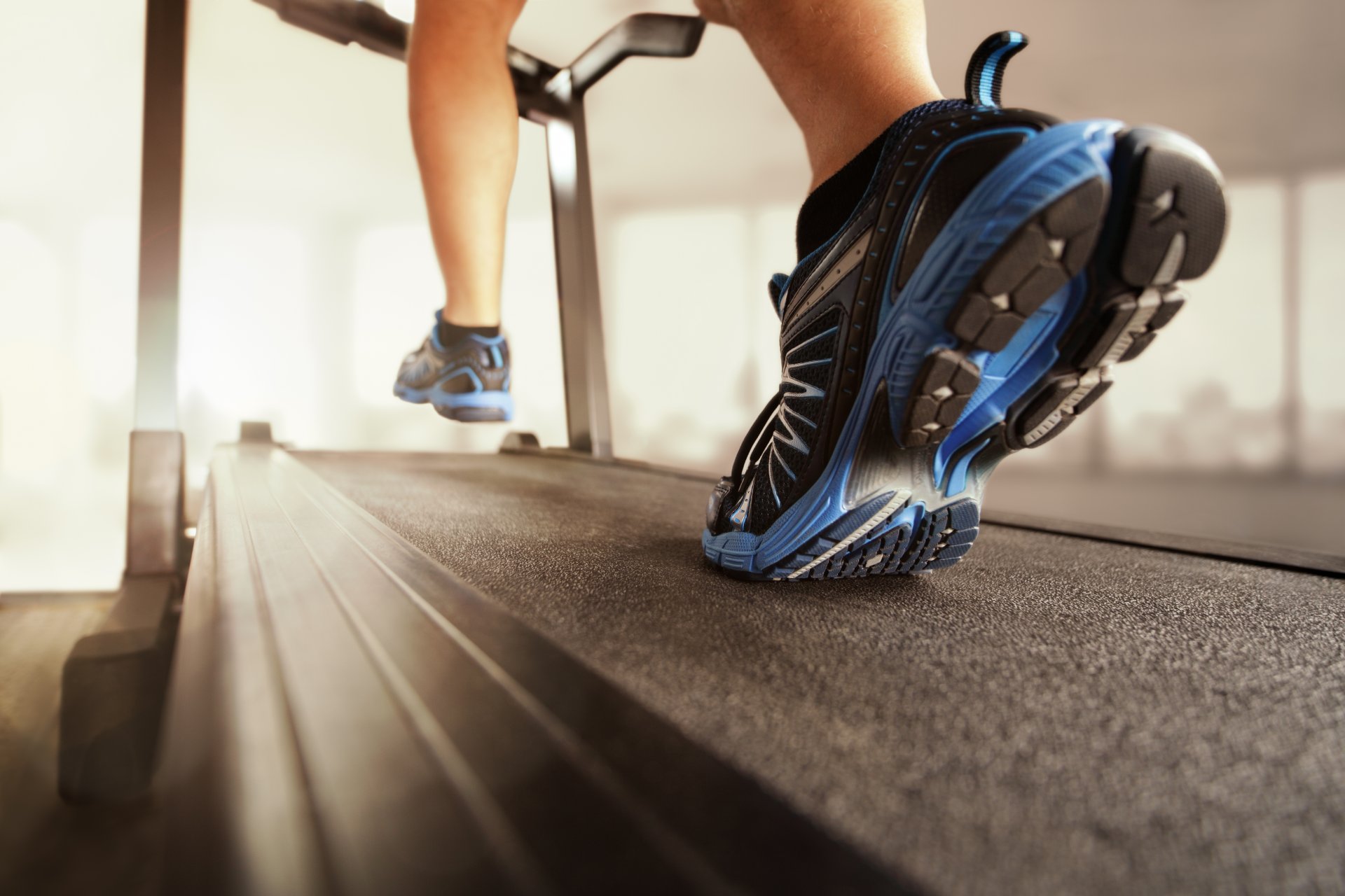 in esecuzione sul tapis roulant scarpe palestra