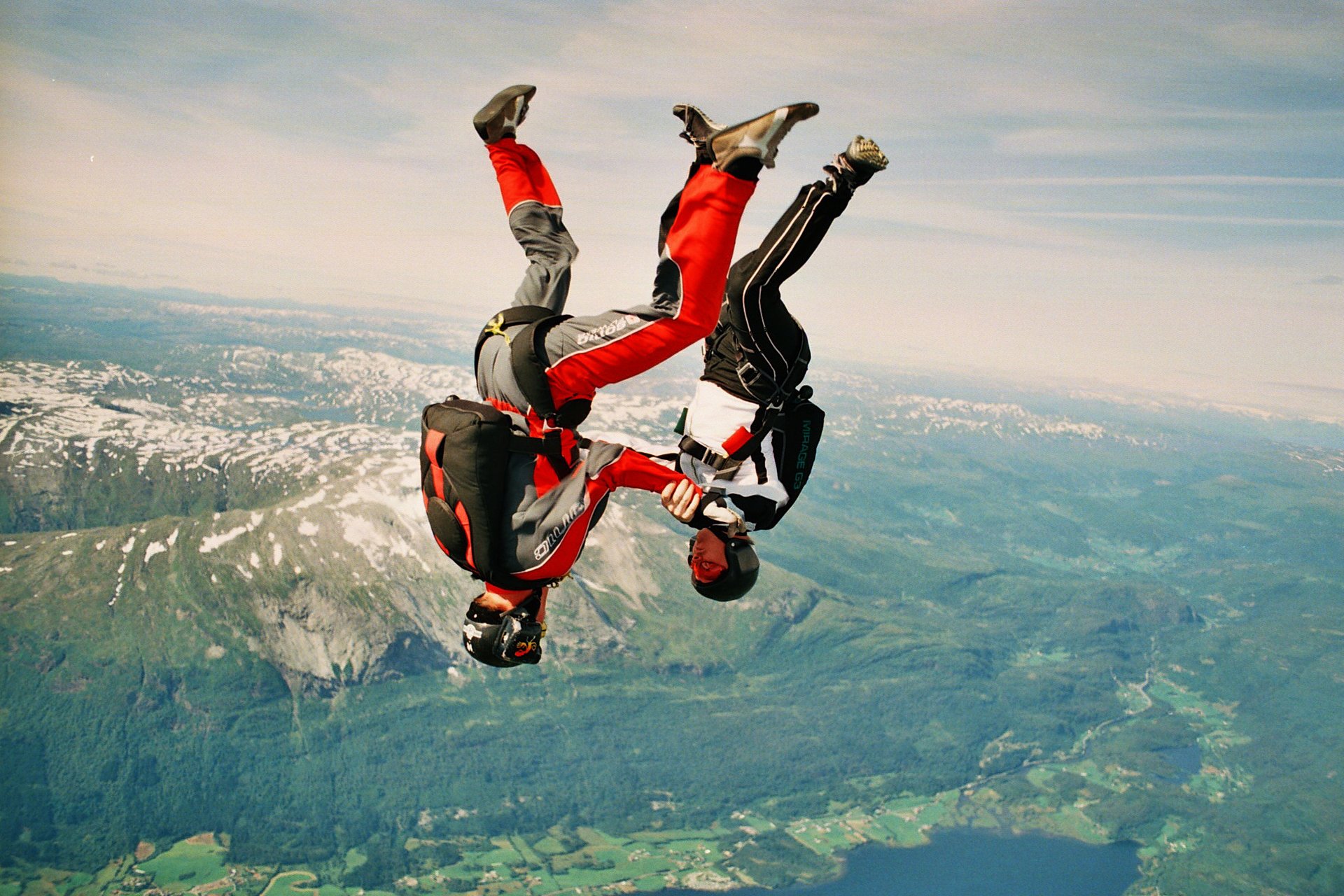 fallschirmspringer fallschirmspringer freeflay kopf nach unten berge tal himmel wolken container fallschirm