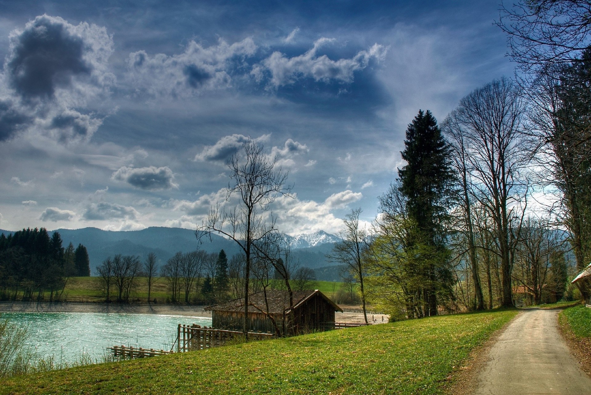 paesaggio lago alberi cielo strada casa montagne