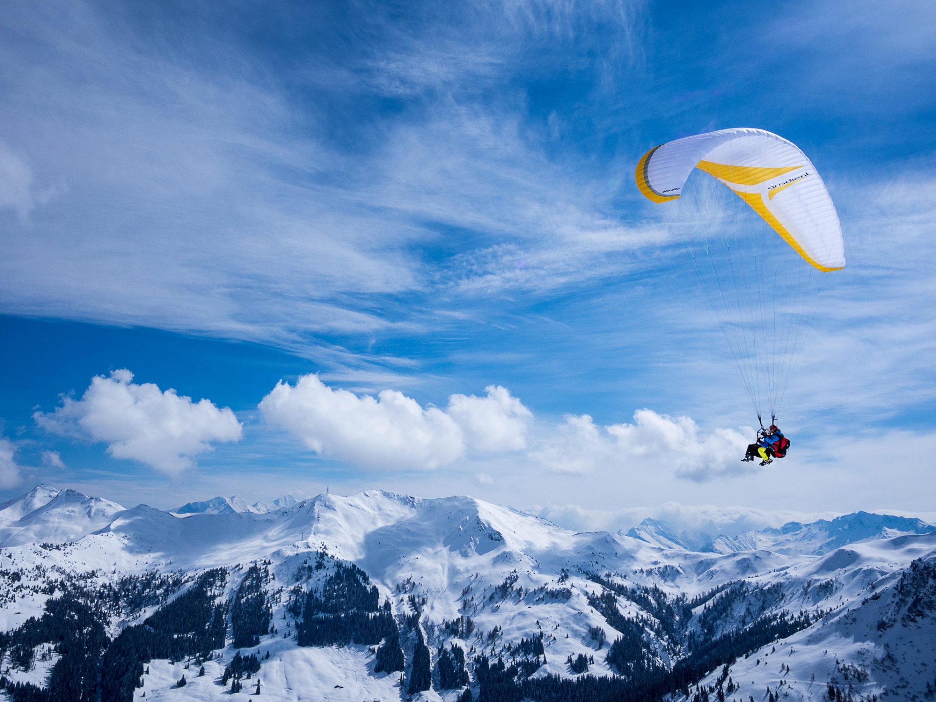 paragliding pilot tandem extreme sport